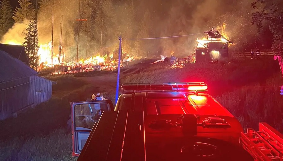 Incendiu la Scărișoara, în Apuseni: O hală și un grajd de animale au luat foc! 6 ore au luptat pompierii cu focul!
