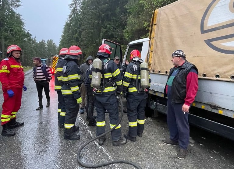 Incendiu la o camionetă care transporta lemne în Arieșeni