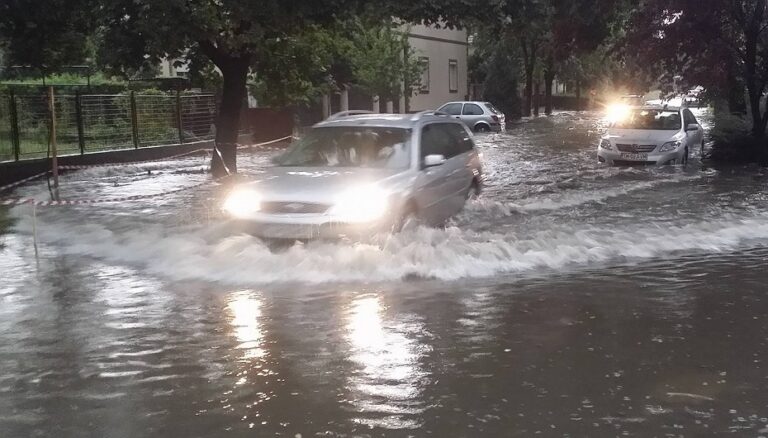 Inundații în Alba Iulia și Sebeș după furtuna de joi seară: Cele două orașe au devenit „Veneții” de moment!