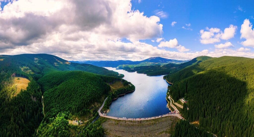 Lacul Oașa, tărâmul pădurilor întinse de conifere ce se oglindesc în ape, traversat de Transalpina, un colț de rai în Munții Șureanu