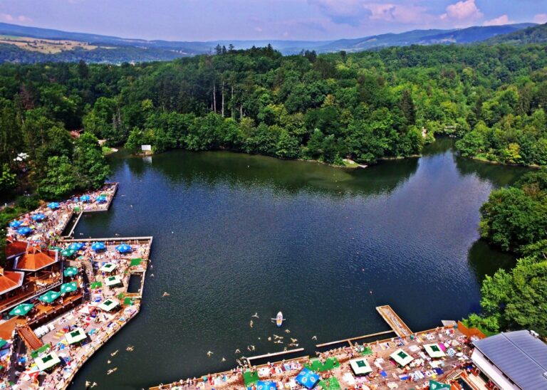 Lacul Ursu, cea mai mare minune heliotermică din Europa, bijuterie balneară a Transilvaniei
