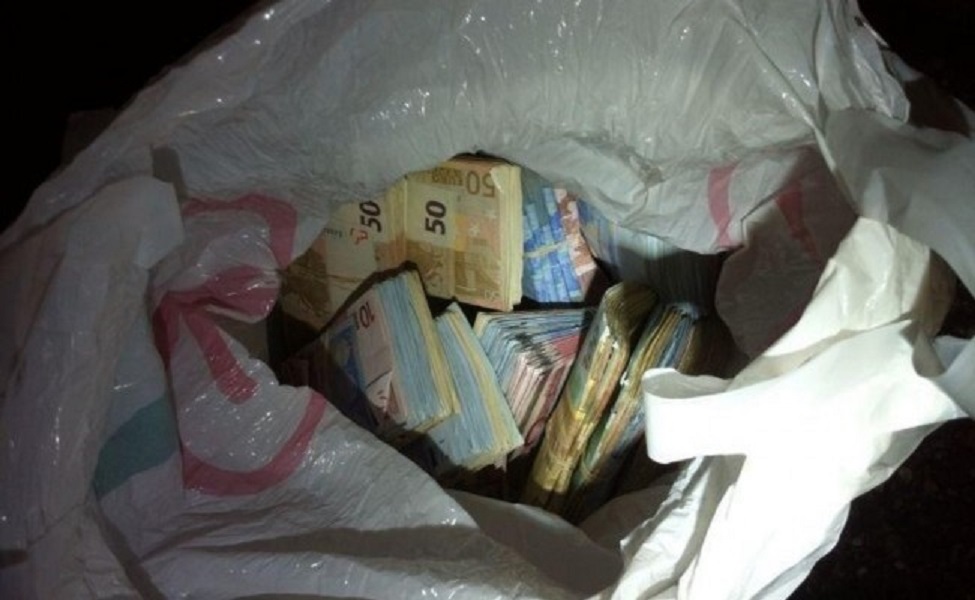 Două surori au găsit 158 de milioane de lire vechi în pivnița bunicului. Apel disperat către Banca Italiei!