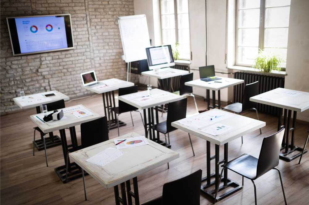 Mobilier, echipamente IT și materiale didactice noi pentru școlile și grădinițele din Beiuș