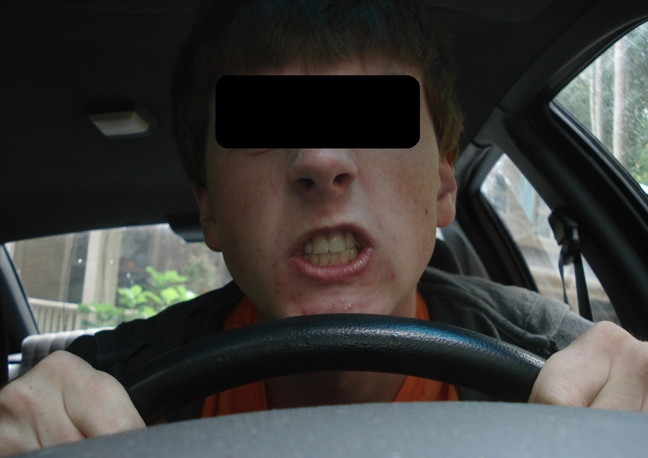 Un tânăr din Zlatna a furat o mașină și a circulat  prin Zlatna ca în GTA: A lovit-o, apoi a abandonat-o!