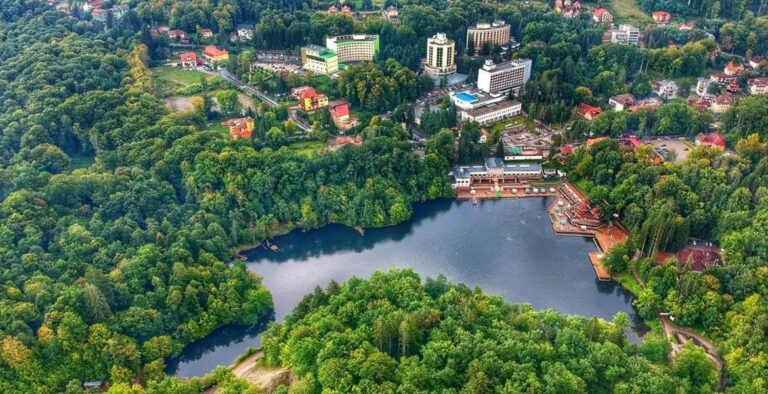 Sovata, stațiunea renumită pentru lacurile sale helioterme unice în Europa: Temperaturile apei pot ajunge până la 50°C