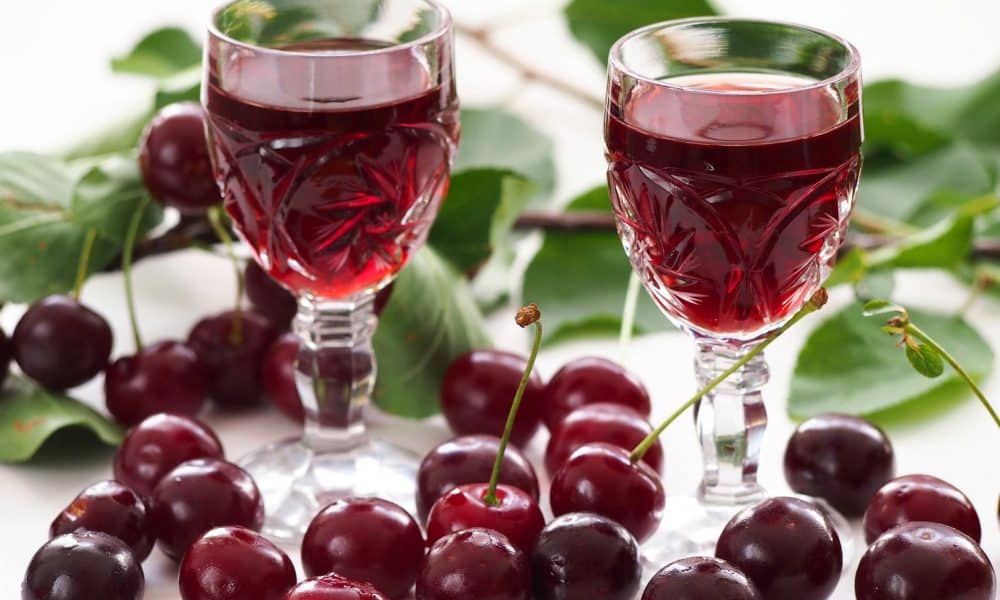 Este vremea vișinelor și a vișinatei: Cum se prepară în Ardeal delicioasa băutură? Rețetă cu o tradiție de peste 200 de ani!