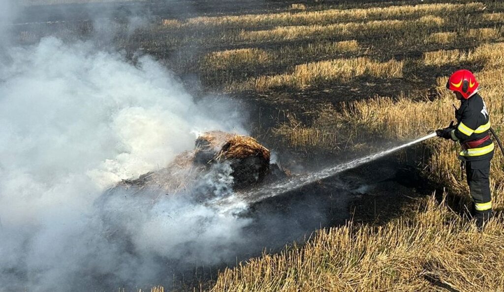 Incendiu la o presă de balotat și la baloți de paie de pe un teren din Săcădat