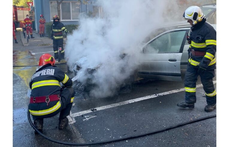 Incendiu la un autoturism, pe strada Oneștilor din Oradea