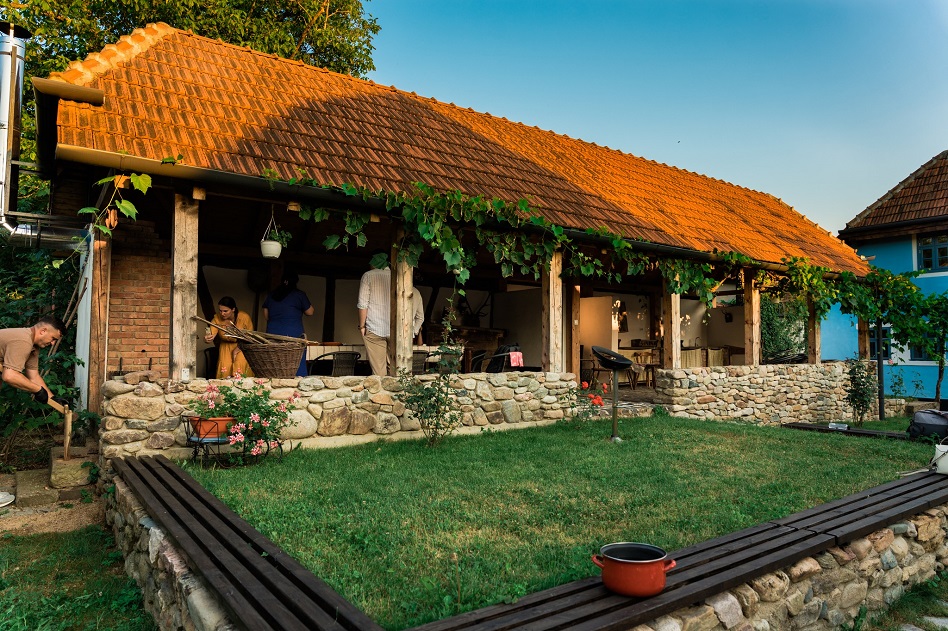 Descoperiți atmosfera satului și a tradițiilor românești pe malul Crișului Negru – Casa Veche Leheceni 