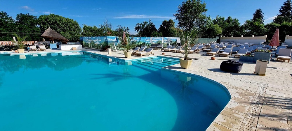 Relaxare într-o oază de răcoare la poalele Masivului Făgăraș – Corabia Piraților din Avrig: Piscina este senzațională și are o corabie a piraților reconstruită
