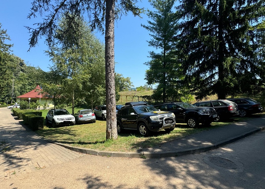 Stațiunea Geoagiu Băi s-a umplut până la refuz: Din păcate, locurile de parcare sunt insuficiente!