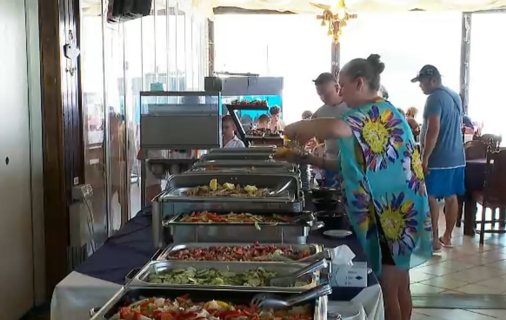 Cum este la „all inclusive” pe litoralul românesc? „Avem un volum mare de preparate pe care trebuie să le aruncăm”