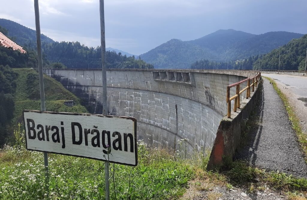 Un bărbat a fost găsit mort lângă lacul Floroiu din Poieni! S-ar fi aruncat de pe baraj!