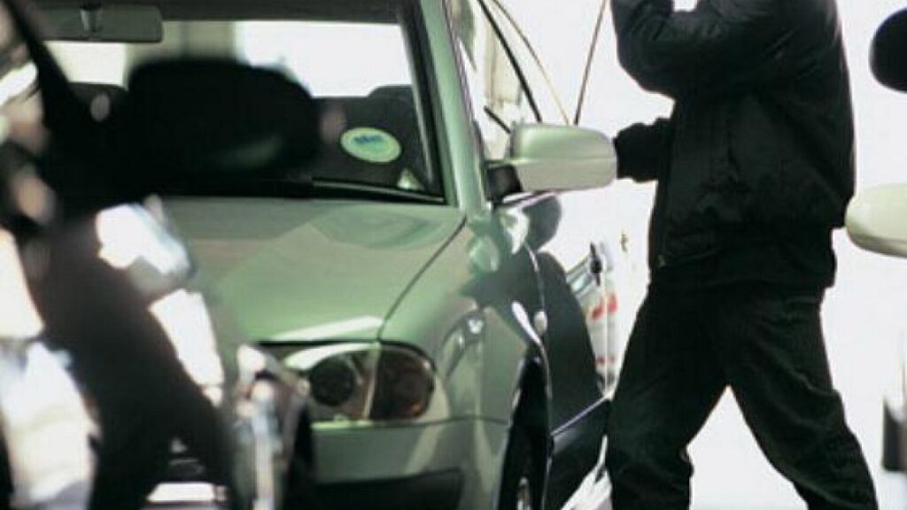 Un orădean cercetat pentru că ar fi sustras bani dintr-o mașină a fost reținut de polițiștii și arestat de magistrați