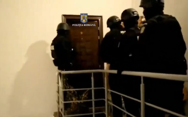 Mascații au tăbărât peste trei șmecheri care au păcălit oameni din toată țara că le construiesc case