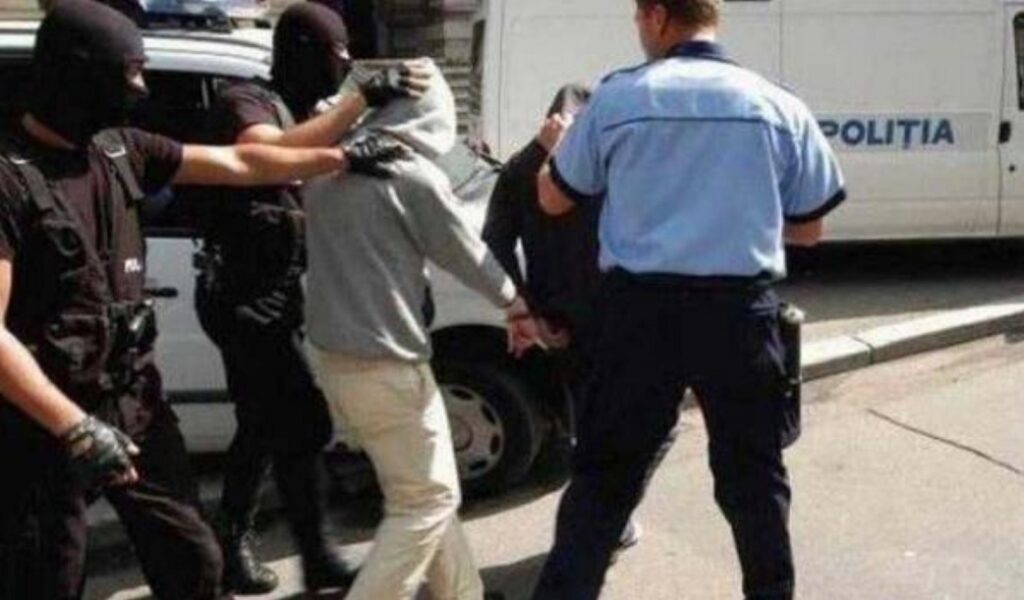 Cinci bărbați din Bistra și Alba Iulia au fost reținuți după un scandal din fața unui ABC