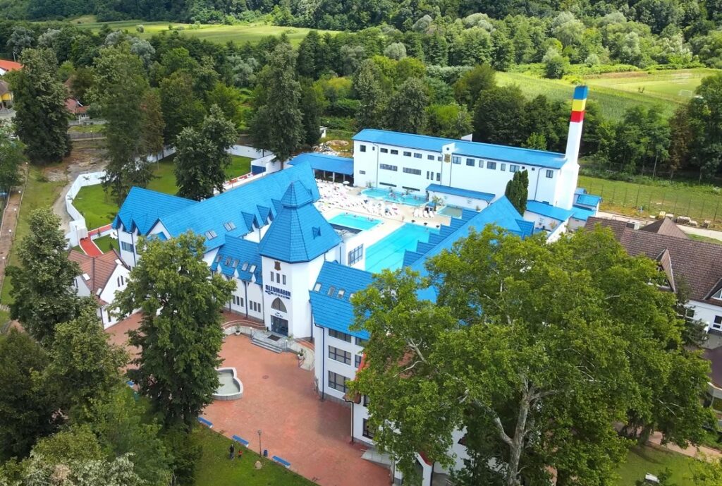 August, nebun de frumos la Vața Băi: Vă așteaptă un bazin semi-olimpic, 2 bazine cu apă termală, un bazin cu apa sărată și un bazin cu hidromasaj