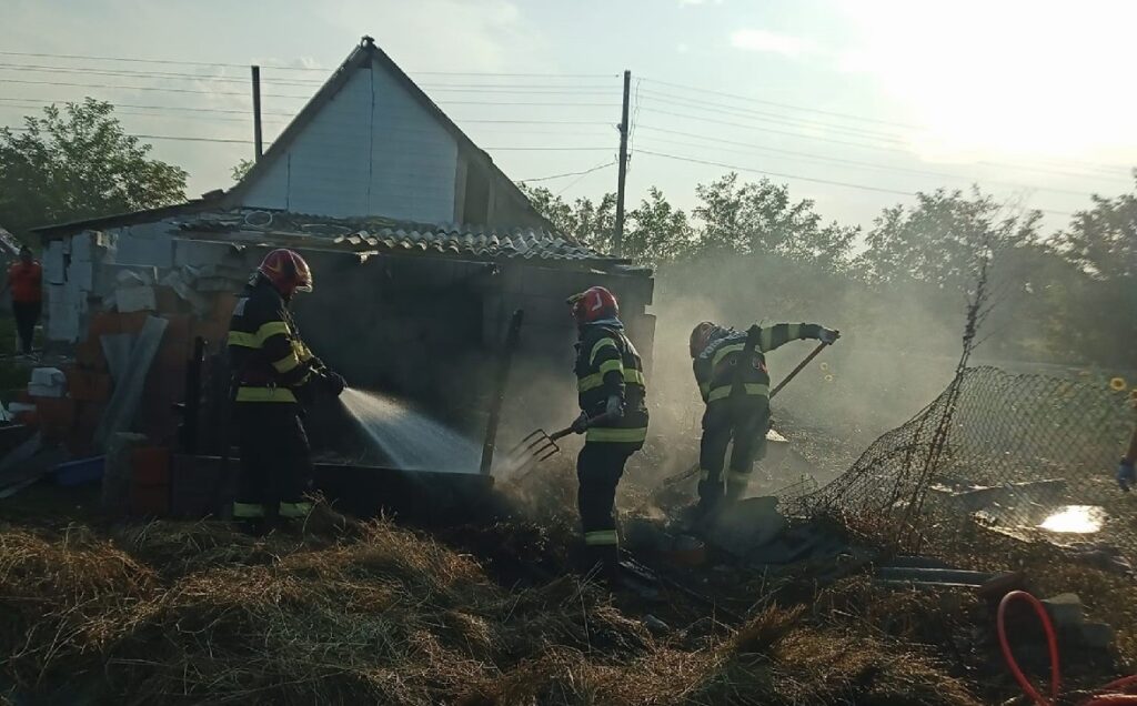 Pompierii orădeni au salvat locuința unei familii dintr-un incendiu. Joaca copiilor cu focul a fost cauza incendiului!