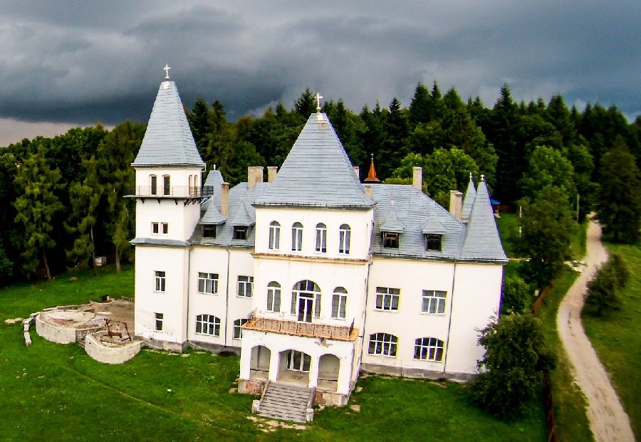 În inima Transilvaniei, într-un cadru idilic, se află o bijuterie arhitecturală – Castelul Zichy de la Poiana Florilor