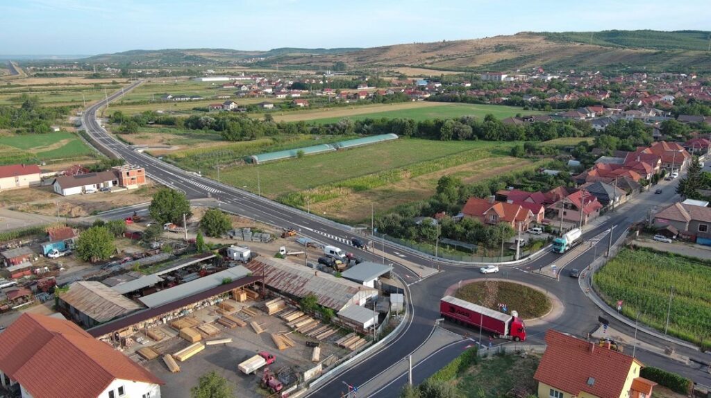Zi și noapte se asfaltează în Bihor „China” României! S-a mai deschis un tronson al centurii Aleșd!