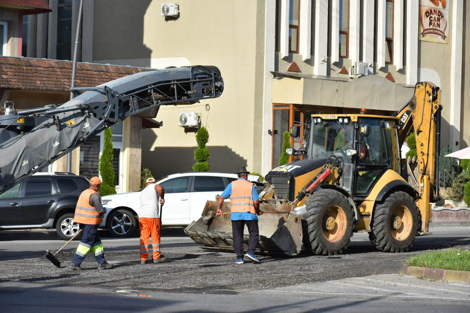 Atenție șoferilor care tranzitează DN76 și DN74 prin Brad! Vor fi lucrări în centrul orașului!