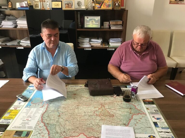 Încă un drum din Câmpeni va fi modernizat: Cristian Dan Pasca a semnat contractul de execuție