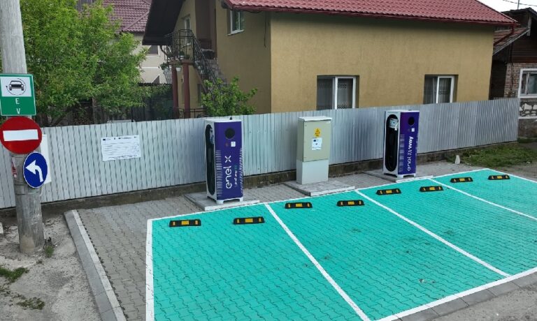 S-a finalizat instalarea de stații electrice de reîncărcare pentru vehicule electrice în Abrud