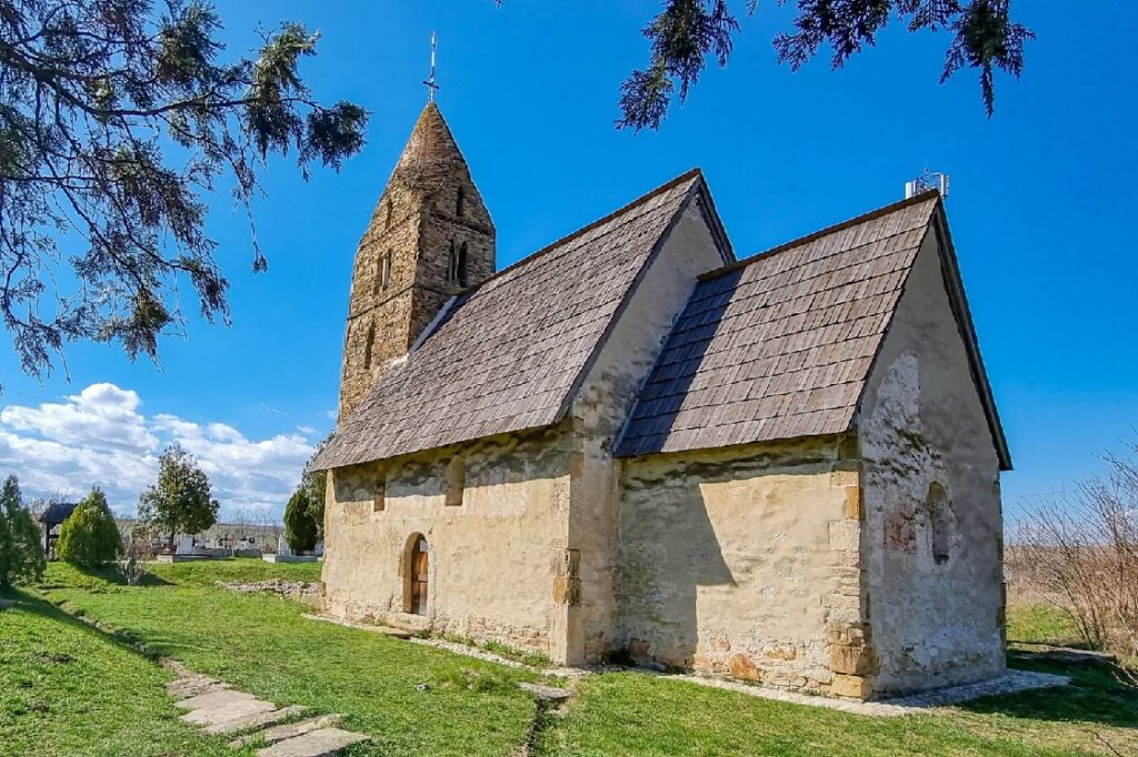 Biserica din Strei, unul dintre cele mai vechi monumente din țară, unicat pentru arhitectura și pictura sa murală