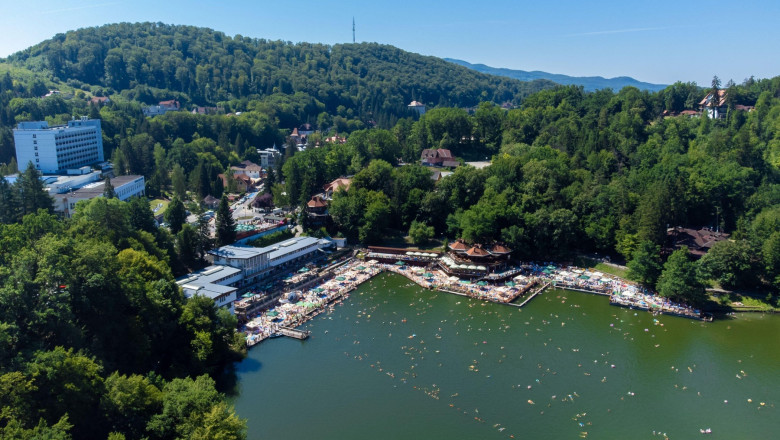 „Marea Moartă” a Ardealului: Singurul lac helioterm din România cu ape vindecătoare! Concentrația de săruri minerale este similară cu cea a Mării Moarte!