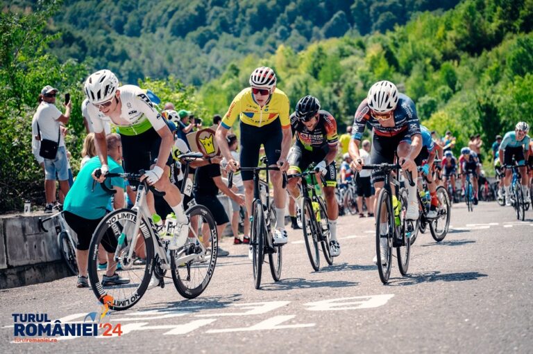 Final neașteptat în etapa 4 din Turul României: liderul din Clasamentul General cade și abandonează, dar Astana apără tricoul galben