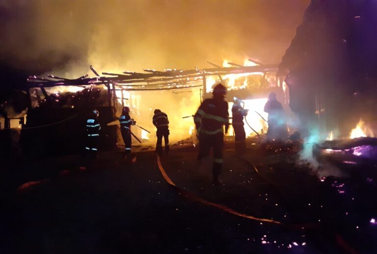 Pompierii din Huedin au stins un incendiu în  Morlaca: Au luat foc un grajd, un garaj și parțial o mansardă