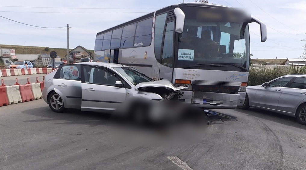Un autocar cu elevi a fost implicat într-un accident la ieșire din Turda