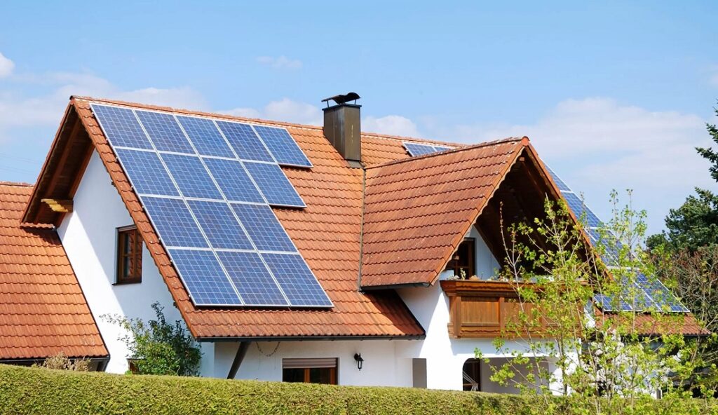 Zici că-i sat din Olanda: Într-o comună din Crișana, peste 20% dintre case au panouri fotovoltaice pentru producerea de energie!