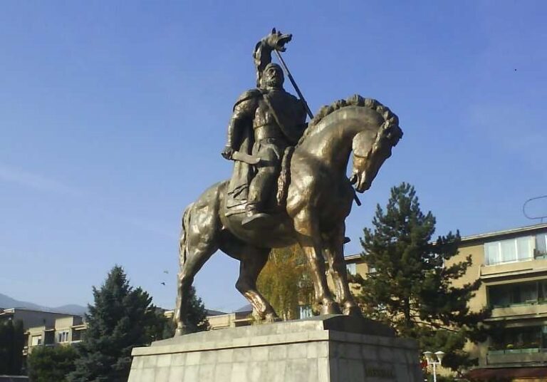 Statuia lui Decebal mutată din centrul Devei? Primăria zice că nu, „planul” proiectantului spune că DA! Ce doresc devenii?