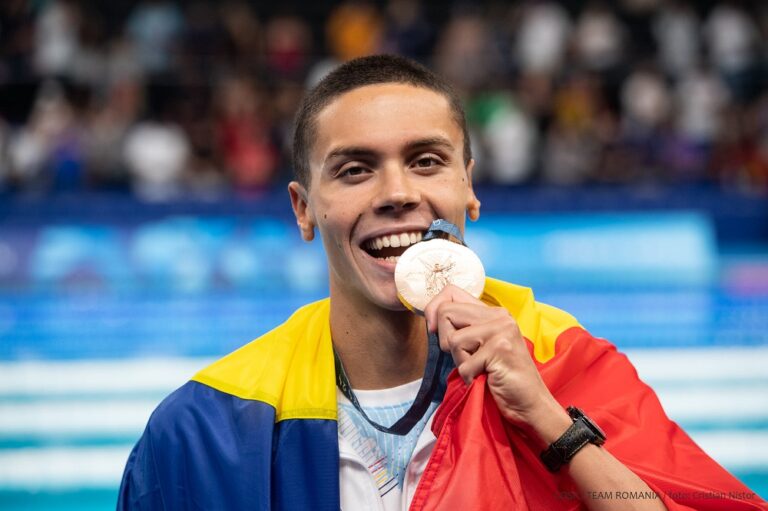 Mesaj emoționant a lui David Popovici, la revenirea în țară: „Medaliile?  Două bucăți de metal foarte grele pentru care muncești o viață!”