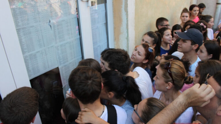 Ce universități au acceptat elevi fără BAC? E o scăpare pentru leneși? A apărut un nou tip de „învățământ superior”?