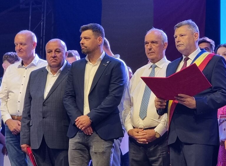 Cel mai la modă antrenor din România, Florin Maxim, a primit titlul de cetățean de onoare al orașului său natal