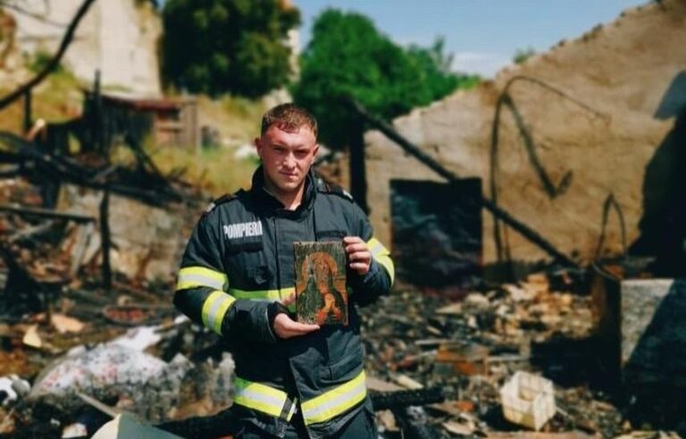 Un incendiu a distrus o casă, însă o icoană a Maicii Domnului a fost găsită intactă. Minune sau noroc?