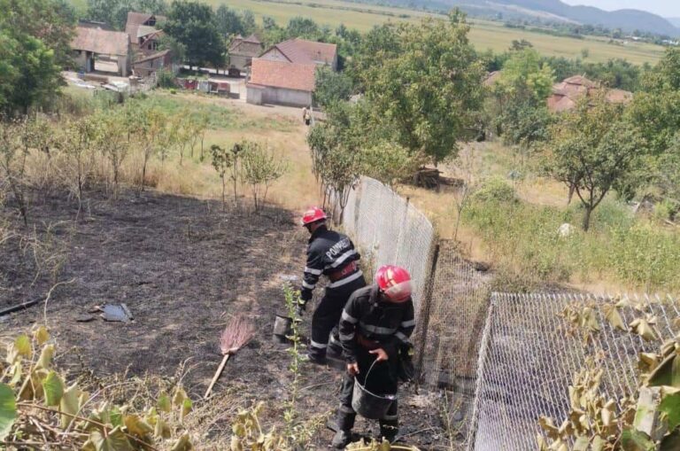 Incendiu de vegetație uscată în Unirea! Este foc pe o suprafață de 3000 mp!