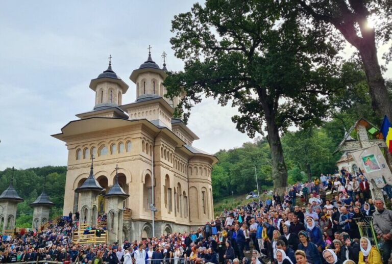 Mii de credincioși sunt așteptați la Hramul Mănăstirii Nicula, în grădina Maicii Domnului, de Sfânta Marie