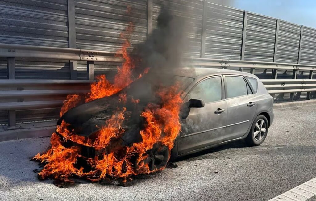Incendiu pe autostrada A10 Aiud-Turda:  O mașină a fost cuprinsă de flăcări