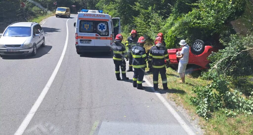 Accident pe DN75, la Vadu Moților: O mașină cu patru pasageri s-a răsturnat!