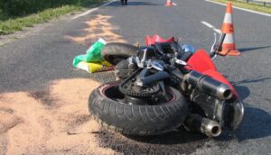 Accident puternic în comuna Mihai Viteazu: Motociclist de 29 de ani, proiectat într-un șanț după impactul cu o mașină!