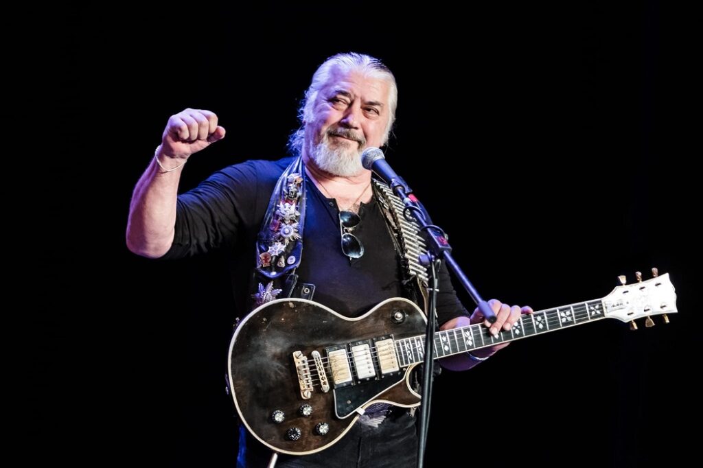 Legenda trupei Phoenix, Nicu Covaci, a murit! Din Timișoara, în toată țara, cerul plânge!