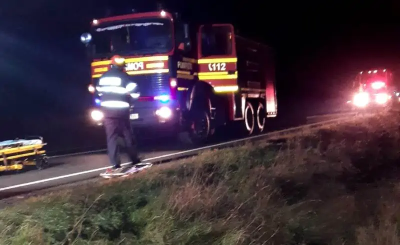 Accident rutier în Stremț: O mașină cu trei persoane a rămas suspendată pe marginea unei râpe
