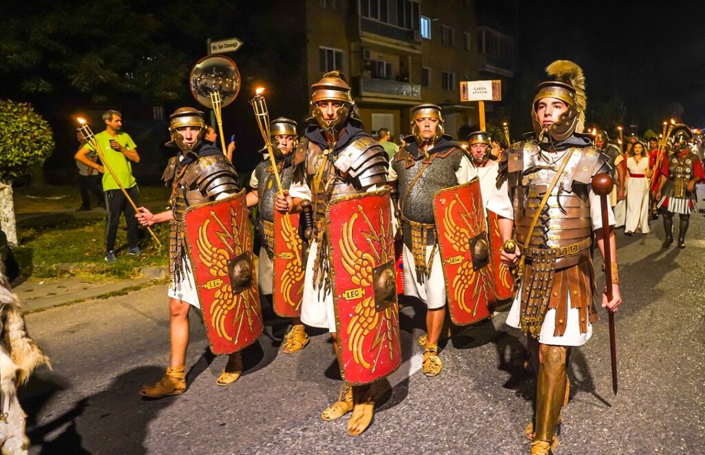 Sub semnul lupului, dacii se luptă cu legionarii romani la Măgura Uroiului. Nu ratați lupte istorice reconstituite!