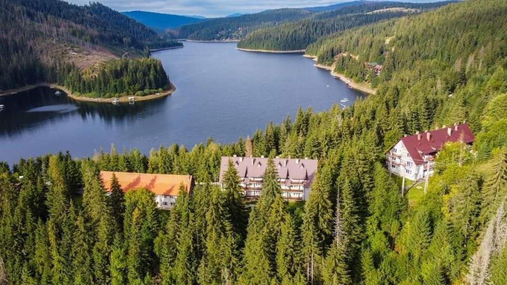 Investiţie de 20 de milioane de euro lângă cel mai pitoresc lac din Apuseni! Hampton by Hilton va redeschide complexul Beliş-Fântânele!
