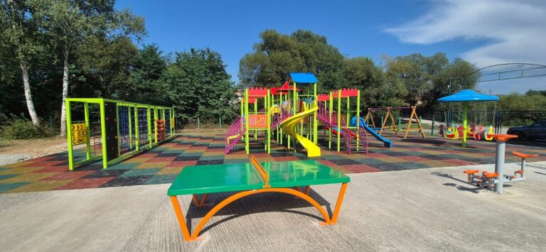 Copii din Iara se vor bucura de noul loc de joacă din Parcul Comunal din Iara
