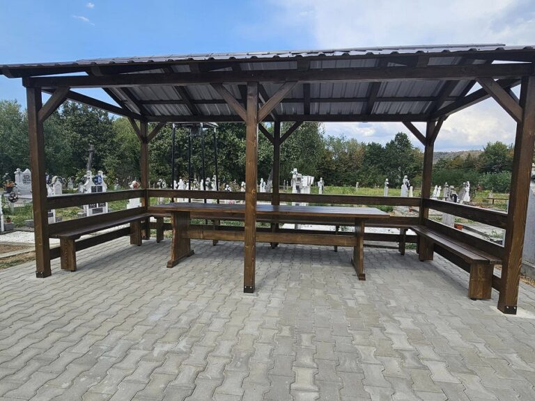 Foișor nou în cimitirul ortodox din Dezna