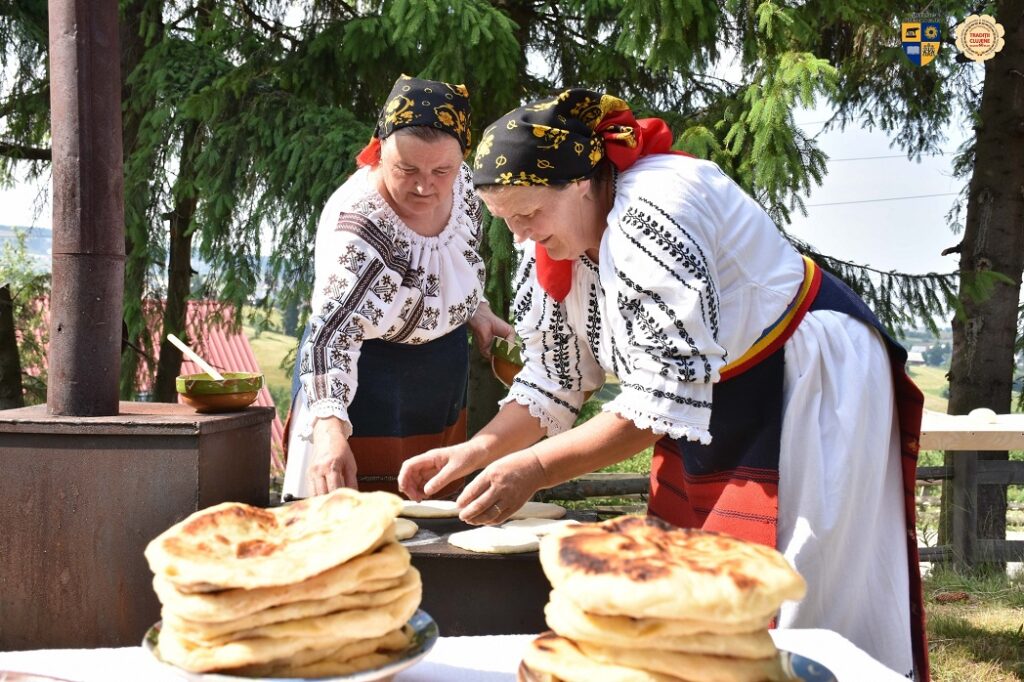 Plăcinte pe vatră din Mărișel: O delicatesă a bucătăriei tradiționale din Apuseni